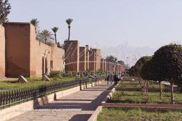 Image du Maroc Professionnelle de  Les remparts de Marrakech sont construits entièrement en pisé selon une technique séculaire par l'Almoravide Ali Ben Youssef au début de XIIème siècle pour se protéger des attaques extérieures. cette muraille s' étend sur dix-neuf kilomètres et atteint par endroit près de huit mètres de hauteur, le 25 Janvier 2002. (Photo / Abdeljalil Bounhar) 